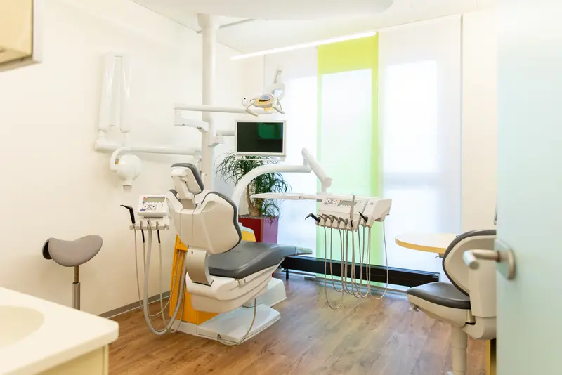 Behandlungszimmer der Zahnarztpraxis Nakazi